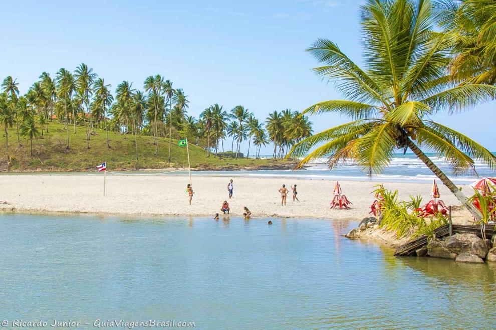 Imagem de crianças aproveitando uma tarde na Praia do Cururupe.